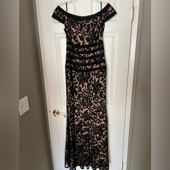 Tadashi Shoji off the shoulder maxi dress, like new condition. Size 14 - Picture 2 of 7